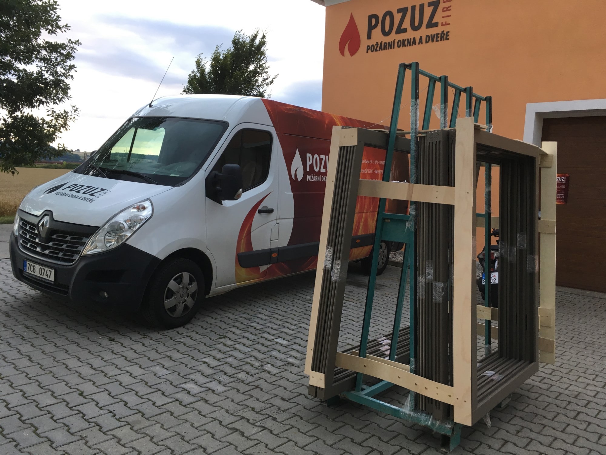 Výroba protipožárních dveří a oken na zakázku v dílně POZUZ